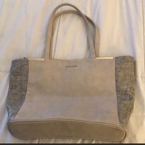 Shoulder bag in bone shade